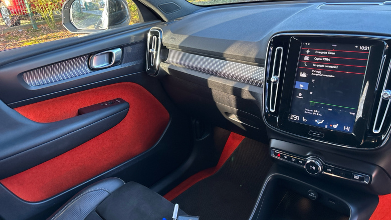 Volvo Xc40 2.0 T4 R DESIGN Pro 5dr AWD Geartronic Petrol Estate